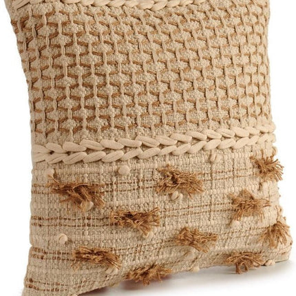 Decoratief beige gebreid kussen met motieven en katoenen kwastjes in beige en bruin. Afmetingen 45x15x45 cm