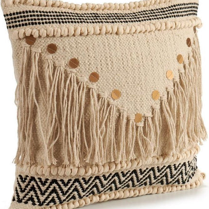 Decoratief beige gebreid kussen met katoenen motieven in beige en zwart met pailletten en franjes. Afmetingen 45x15x45 cm
