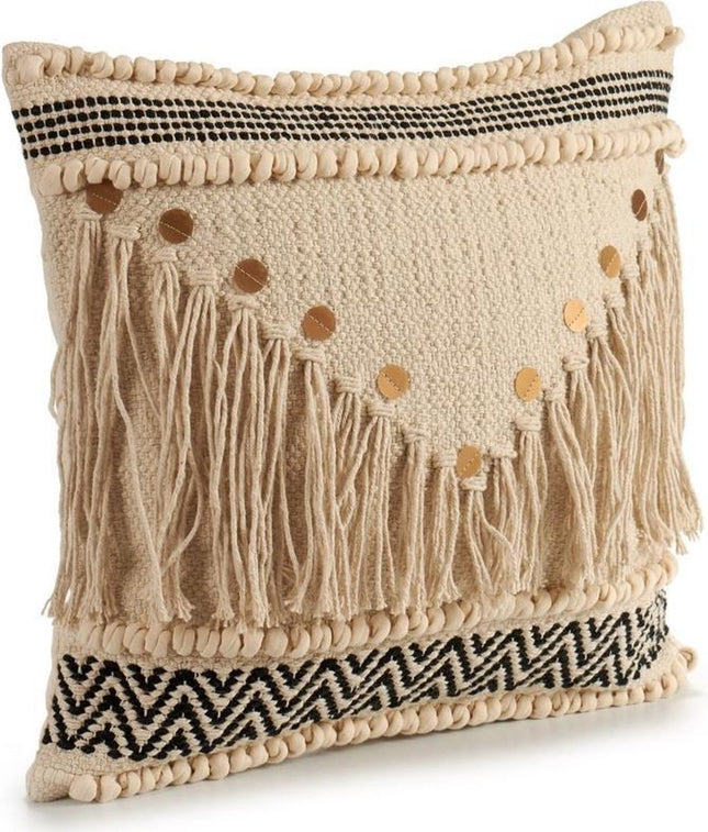Decoratief beige gebreid kussen met katoenen motieven in beige en zwart met pailletten en franjes. Afmetingen 45x15x45 cm