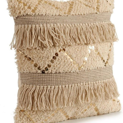 Beige gebreid sierkussen met beige en witte katoenen motieven. Met pailletten en franjes. Afmetingen 45x15x45 cm