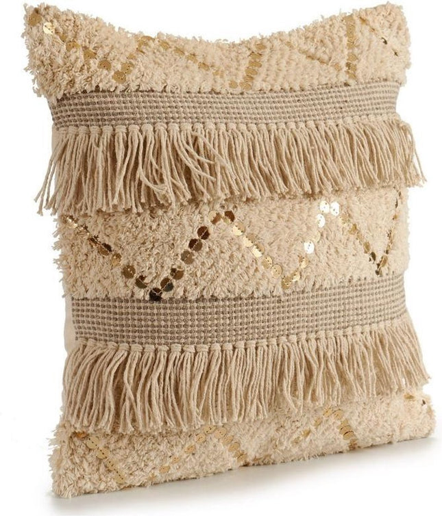 Beige gebreid sierkussen met beige en witte katoenen motieven. Met pailletten en franjes. Afmetingen 45x15x45 cm