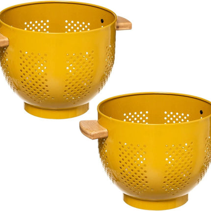 Set van 2x stuks vergiet/zeef op voet geel 22 x 18,5 cm van ijzer met bamboe handvaten - Keukenvergieten