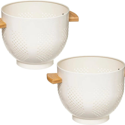 Set van 2x stuks vergiet/zeef op voet wit 22 x 18,5 cm van ijzer met bamboe handvaten - Keukenvergieten