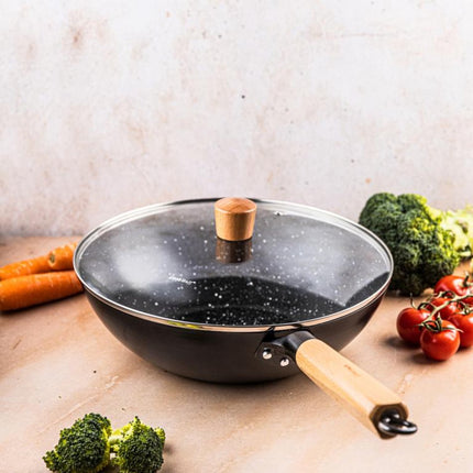 KINGHoff KH1984 Wok Pan 30 cm met Deksel - Roerbakpan voor Aziatisch Koken - Geschikt voor Alle Kookzones inclusief Inductie - Houten Handvat - Antiaanbaklaag