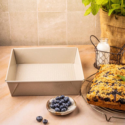 KINGHoff KH-1974 Vierkante Cakevorm 24x24x6 cm - Bakblik voor Brownies, Cheesecake en Ovenschotels - Antiaanbaklaag - Ovenbestendig tot 220°C - Beige