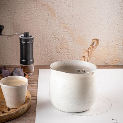 KingHoff KH-1982 Turkse Koffiepot Cezve 1.8 Liter - Voor Inductie, Gas en Elektrisch - Marmer Look Anti-Aanbaklaag - Houten Handvat