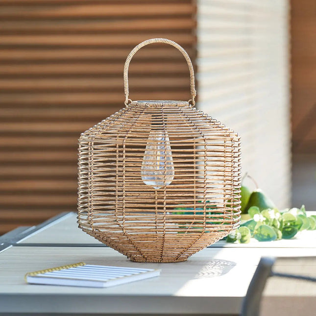 Atmosphera Solar tuin lantaarn - 2x - naturel - rotan kunststof - 30 x 30 cm - buiten - Led licht
