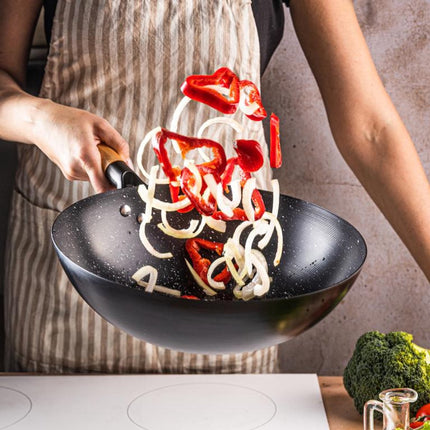 KINGHoff KH1983 Wok Pan 30 cm - Roerpan voor Wokken en Roerbakken - Geschikt voor Alle Kookzones inclusief Inductie - Houten Handvat - Antiaanbaklaag - Wokpan - Roerbakpan