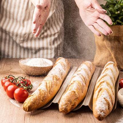 KINGHoff KH-1970 Perforeerde Baguettevorm - Bakblik met 3 Gleuven - Voor Knapperige Stokbroden - 38 x 24,5 cm - Stokbroodvorm - Ovenrek