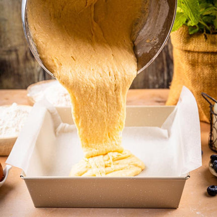 KINGHoff KH-1974 Vierkante Cakevorm 24x24x6 cm - Bakblik voor Brownies, Cheesecake en Ovenschotels - Antiaanbaklaag - Ovenbestendig tot 220°C - Beige