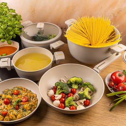 Klausberg KB-7969 Pannenset 12 Delig Beige | Inclusief Wok Pan | Anti-aanbaklaag | Geschikt voor Alle Kookzones Inclusief Inductie | Glazen Deksels | Set Pannen