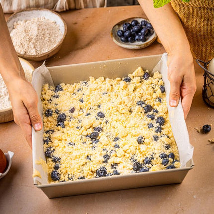 KINGHoff KH-1974 Vierkante Cakevorm 24x24x6 cm - Bakblik voor Brownies, Cheesecake en Ovenschotels - Antiaanbaklaag - Ovenbestendig tot 220°C - Beige