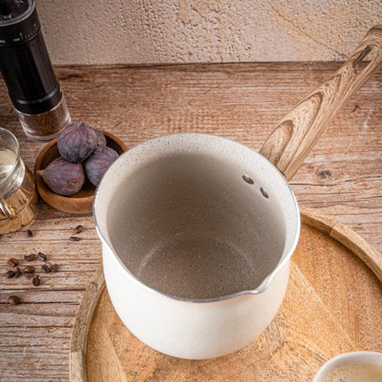 KingHoff KH-1982 Turkse Koffiepot Cezve 1.8 Liter - Voor Inductie, Gas en Elektrisch - Marmer Look Anti-Aanbaklaag - Houten Handvat