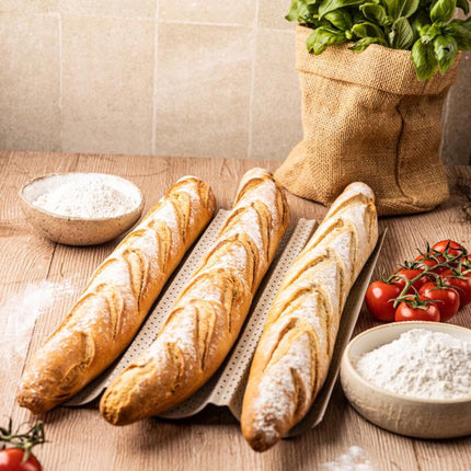 KINGHoff KH-1970 Perforeerde Baguettevorm - Bakblik met 3 Gleuven - Voor Knapperige Stokbroden - 38 x 24,5 cm - Stokbroodvorm - Ovenrek