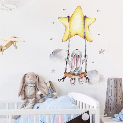 SIPO Muursticker - Konijntje op Schommel - 70x49 cm - Zelfklevende Wanddecoratie voor Kinderkamer - Babykamer - Sticker -