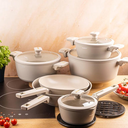 Klausberg KB-7969 Pannenset 12 Delig Beige | Inclusief Wok Pan | Anti-aanbaklaag | Geschikt voor Alle Kookzones Inclusief Inductie | Glazen Deksels | Set Pannen