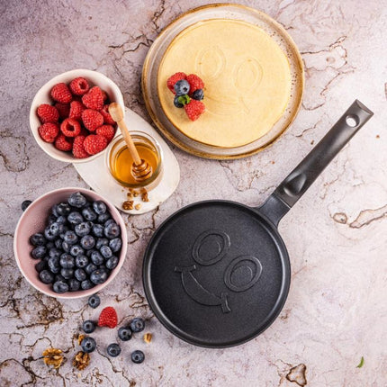 Klausberg KB-7971 Pannekoekenpan - Lachend Gezicht Design - Ø18 cm - Zwarte Antiaanbaklaag - Geschikt voor Alle Kookstellen Inclusief Inductie - Smiley