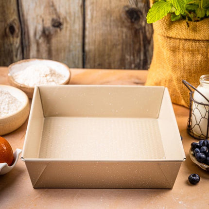 KINGHoff KH-1974 Vierkante Cakevorm 24x24x6 cm - Bakblik voor Brownies, Cheesecake en Ovenschotels - Antiaanbaklaag - Ovenbestendig tot 220°C - Beige