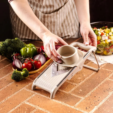 KINGHOFF KH-2006 Groentesnijder – V-Blade Mandoline met Julienne 5 mm – Instelbare Dikte – RVS Mes – Inclusief Veiligheidshouder – Beige