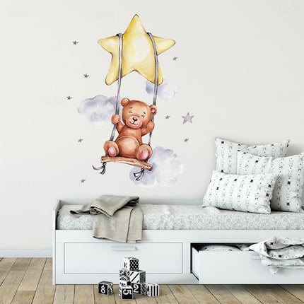Sipo Wandsticker Beer op Schommel - Zelfklevende Muurdecoratie voor Kinderkamer - 74x54 cm - Schattige Beer Wandsticker voor Babykamer en Peuterruimte