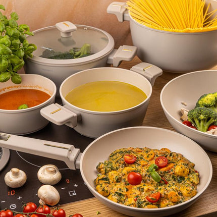 Klausberg KB-7969 Pannenset 12 Delig Beige | Inclusief Wok Pan | Anti-aanbaklaag | Geschikt voor Alle Kookzones Inclusief Inductie | Glazen Deksels | Set Pannen