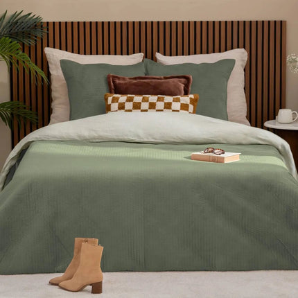 Beddensprei Lilou 240 x 260 cm - Celadon Groen - Inclusief 2 Kussenslopen - Donsvervang Polyester - Dekmatras