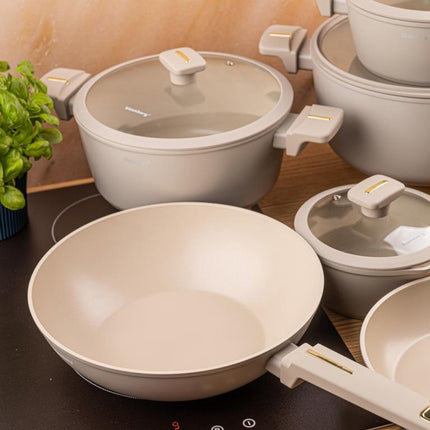 Klausberg KB-7969 Pannenset 12 Delig Beige | Inclusief Wok Pan | Anti-aanbaklaag | Geschikt voor Alle Kookzones Inclusief Inductie | Glazen Deksels | Set Pannen