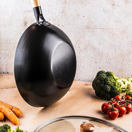 KINGHoff KH1984 Wok Pan 30 cm met Deksel - Roerbakpan voor Aziatisch Koken - Geschikt voor Alle Kookzones inclusief Inductie - Houten Handvat - Antiaanbaklaag