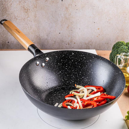 KINGHoff KH1983 Wok Pan 30 cm - Roerpan voor Wokken en Roerbakken - Geschikt voor Alle Kookzones inclusief Inductie - Houten Handvat - Antiaanbaklaag - Wokpan - Roerbakpan