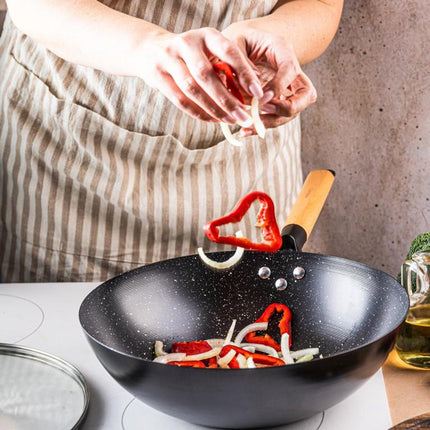 KINGHoff KH1984 Wok Pan 30 cm met Deksel - Roerbakpan voor Aziatisch Koken - Geschikt voor Alle Kookzones inclusief Inductie - Houten Handvat - Antiaanbaklaag