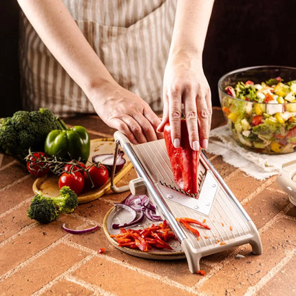 KINGHOFF KH-2006 Groentesnijder – V-Blade Mandoline met Julienne 5 mm – Instelbare Dikte – RVS Mes – Inclusief Veiligheidshouder – Beige