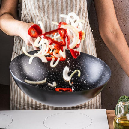 KINGHoff KH1984 Wok Pan 30 cm met Deksel - Roerbakpan voor Aziatisch Koken - Geschikt voor Alle Kookzones inclusief Inductie - Houten Handvat - Antiaanbaklaag