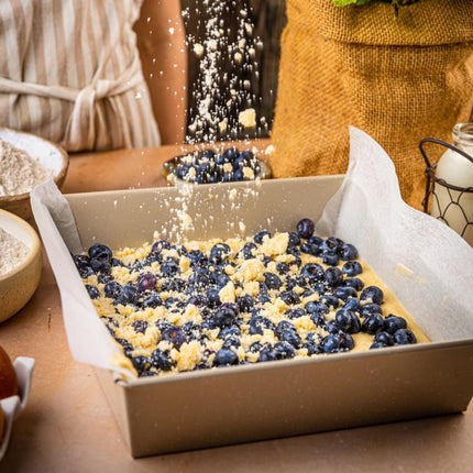 KINGHoff KH-1974 Vierkante Cakevorm 24x24x6 cm - Bakblik voor Brownies, Cheesecake en Ovenschotels - Antiaanbaklaag - Ovenbestendig tot 220°C - Beige