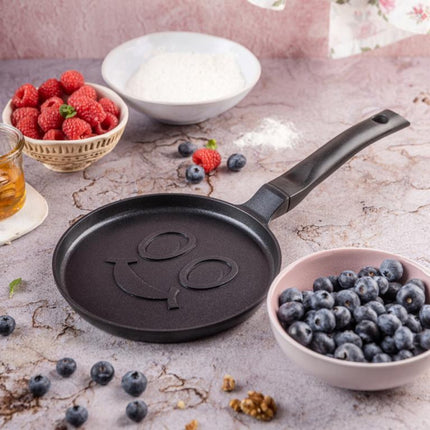 Klausberg KB-7971 Pannekoekenpan - Lachend Gezicht Design - Ø18 cm - Zwarte Antiaanbaklaag - Geschikt voor Alle Kookstellen Inclusief Inductie - Smiley