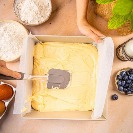 KINGHoff KH-1974 Vierkante Cakevorm 24x24x6 cm - Bakblik voor Brownies, Cheesecake en Ovenschotels - Antiaanbaklaag - Ovenbestendig tot 220°C - Beige