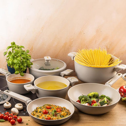 Klausberg KB-7969 Pannenset 12 Delig Beige | Inclusief Wok Pan | Anti-aanbaklaag | Geschikt voor Alle Kookzones Inclusief Inductie | Glazen Deksels | Set Pannen