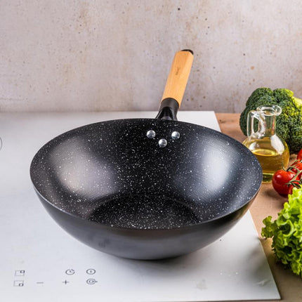KINGHoff KH1983 Wok Pan 30 cm - Roerpan voor Wokken en Roerbakken - Geschikt voor Alle Kookzones inclusief Inductie - Houten Handvat - Antiaanbaklaag - Wokpan - Roerbakpan