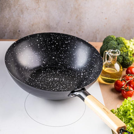 KINGHoff KH1983 Wok Pan 30 cm - Roerpan voor Wokken en Roerbakken - Geschikt voor Alle Kookzones inclusief Inductie - Houten Handvat - Antiaanbaklaag - Wokpan - Roerbakpan