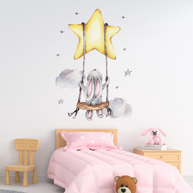 SIPO Muursticker - Konijntje op Schommel - 70x49 cm - Zelfklevende Wanddecoratie voor Kinderkamer - Babykamer - Sticker -