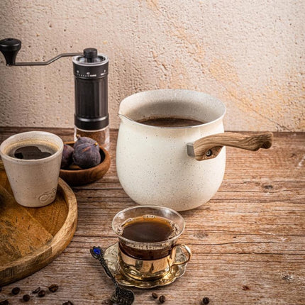 KingHoff KH-1982 Turkse Koffiepot Cezve 1.8 Liter - Voor Inductie, Gas en Elektrisch - Marmer Look Anti-Aanbaklaag - Houten Handvat