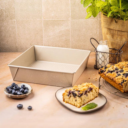 KINGHoff KH-1974 Vierkante Cakevorm 24x24x6 cm - Bakblik voor Brownies, Cheesecake en Ovenschotels - Antiaanbaklaag - Ovenbestendig tot 220°C - Beige