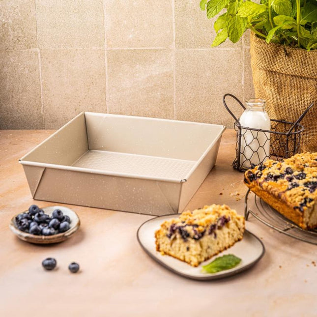 KINGHoff KH-1974 Vierkante Cakevorm 24x24x6 cm - Bakblik voor Brownies, Cheesecake en Ovenschotels - Antiaanbaklaag - Ovenbestendig tot 220°C - Beige