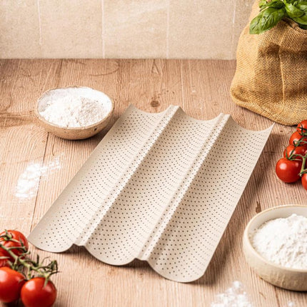 KINGHoff KH-1970 Perforeerde Baguettevorm - Bakblik met 3 Gleuven - Voor Knapperige Stokbroden - 38 x 24,5 cm - Stokbroodvorm - Ovenrek