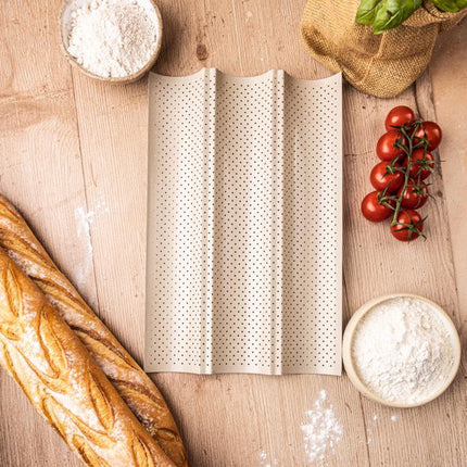 KINGHoff KH-1970 Perforeerde Baguettevorm - Bakblik met 3 Gleuven - Voor Knapperige Stokbroden - 38 x 24,5 cm - Stokbroodvorm - Ovenrek