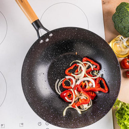 KINGHoff KH1983 Wok Pan 30 cm - Roerpan voor Wokken en Roerbakken - Geschikt voor Alle Kookzones inclusief Inductie - Houten Handvat - Antiaanbaklaag - Wokpan - Roerbakpan