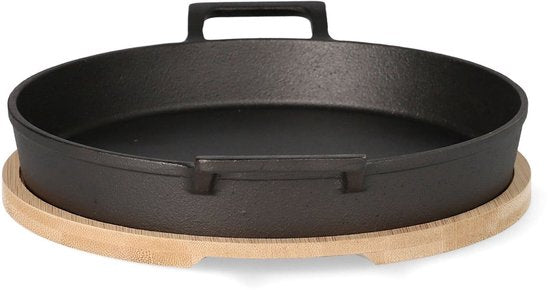 HOMLA - 2-Delige - Andreas Gietijzeren Koekenpan - Cast Iron Frying Pan - met Bamboe Onderzetter - Twee Handgrepen - Ovenbestendige Grillpan & Serveerpan - Duurzame Skillet - 25 x 20 cm - Zwart