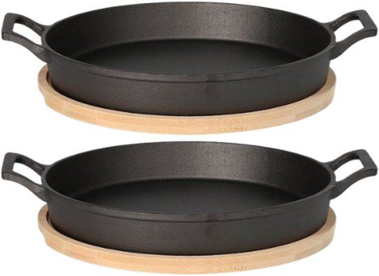HOMLA - 2-Delige - Andreas Gietijzeren Koekenpan - Cast Iron Frying Pan - met Bamboe Onderzetter - Twee Handgrepen - Ovenbestendige Grillpan & Serveerpan - Duurzame Skillet - 25 x 20 cm - Zwart