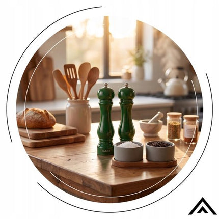 Hage - 4-Delig Keukenset - Geëmailleerde Gietijzeren Kookset - 5L Braadpan 26 cm met Deksel & 20 cm Koekenpan - 2 Handmatige Kruidenmolens 100 ml - Inductie, Gas & Oven - Keramische Maalschijven - Flesgroen