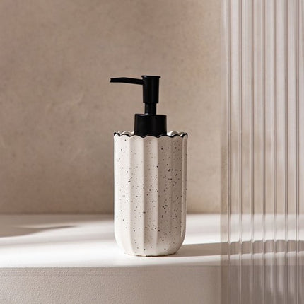 Homla - Scallop Zeepdispenser Keramiek - Badkamer Zeep Pompje Modern Design - Handzeep Dispenser Keuken & Badkamer - Compact Zeepfles Luxe Stoneware - 0.34L - 7.5 x 17.8 cm - Wit