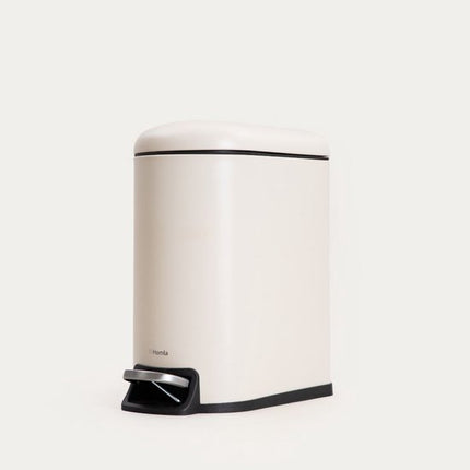 Homla - Linea Mat - Prullenbak Badkamer met Pedaal - Afvalbak Compact Metaal - Toilet Prullenbak met Deksel Geurvrij - Hygiënische Badkamer Afvalemmer Klein - 5L - 14.6 x 27.2 x 28.8 cm - Beige